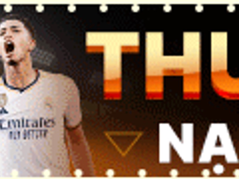 Vận động viên quần vợt đang giao bóng trên sân đất nện