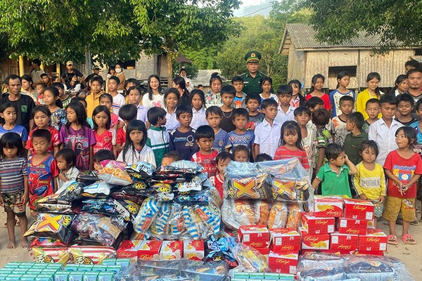 Cha mẹ và con cái đang cùng nhau sử dụng máy tính, nhấn mạnh tầm quan trọng của sự giám sát và bảo vệ trẻ vị thành niên