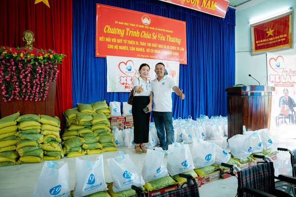 Một nhóm người đang thảo luận, tượng trưng cho sự hỗ trợ và cộng đồng trong việc đối phó với cờ bạc có vấn đề