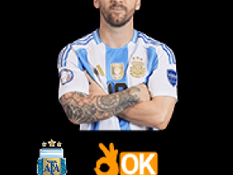 Quả bóng đá trên sân cỏ xanh mướt với khán đài đông người