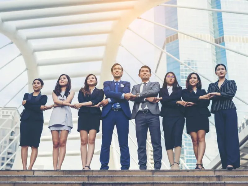 Một người đang suy nghĩ về các dấu hiệu cờ bạc có vấn đề